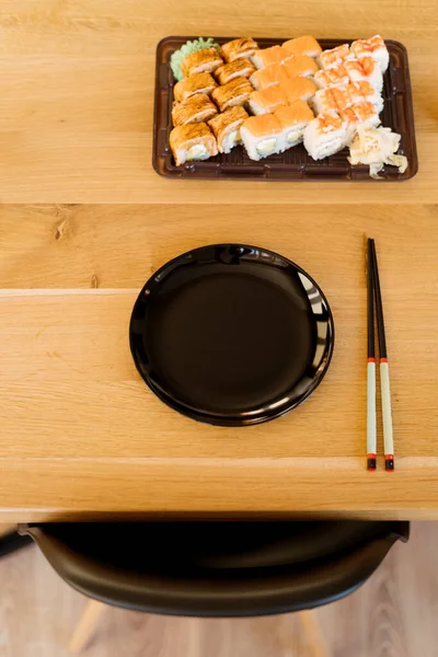 Warten auf Freunde mit Sushi-Brötchen — Stockfoto