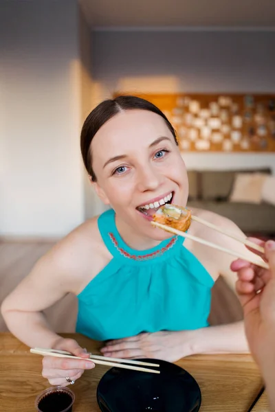 Молода жінка смакує суші — стокове фото