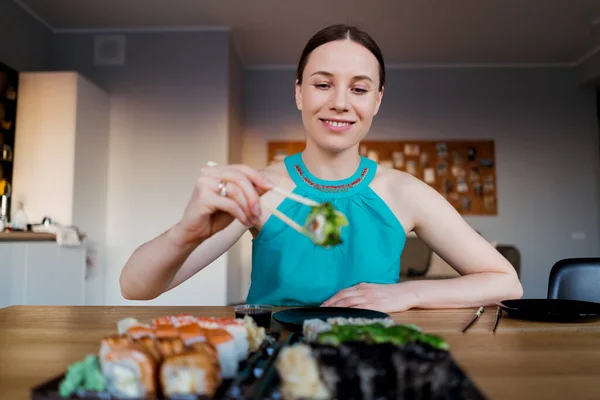 Mulher feliz comendo sushi delicioso — Fotografia de Stock