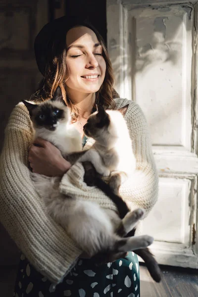 Portrait woman with Siamese cats — Stock Photo, Image