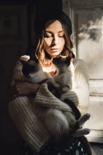 Portrait woman with Siamese cats — Stock Photo, Image