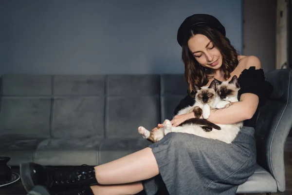 Mulher retrato com gatos siameses — Fotografia de Stock