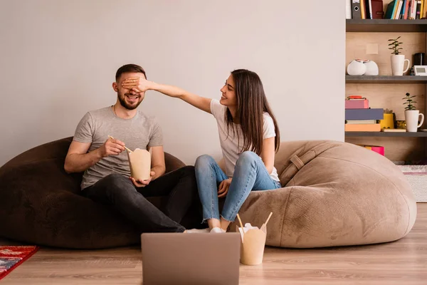 Een vrolijke man en vrouw brengen goede tijd samen thuis door — Stockfoto