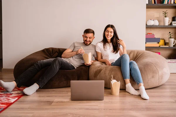 Un hombre y una mujer alegres pasan un buen rato juntos en casa — Foto de Stock