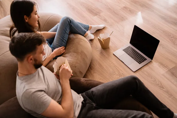 Un hombre y una mujer alegres pasan un buen rato juntos en casa — Foto de Stock