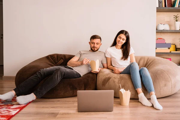 Un hombre y una mujer alegres pasan un buen rato juntos en casa — Foto de Stock