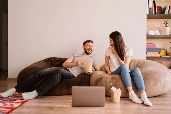 Un hombre y una mujer alegres pasan un buen rato juntos en casa — Foto de Stock