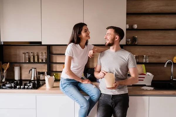 Hombre y mujer sonrientes almorzando juntos en casa — Foto de Stock