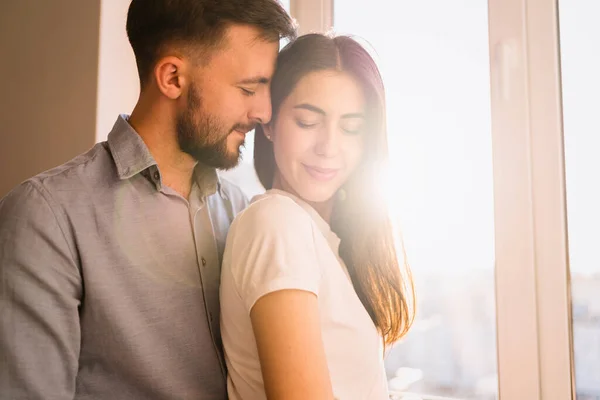 La encantadora pareja pasa tiempo juntos sonriendo —  Fotos de Stock