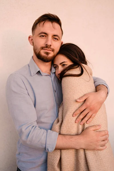 Fechar retrato casal apaixonado abraçando uns aos outros — Fotografia de Stock
