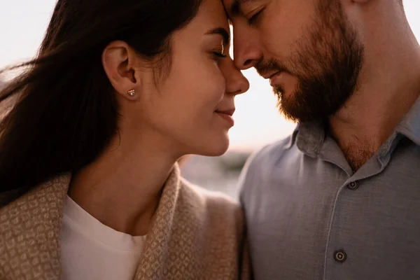 Fechar retrato casal apaixonado abraçando uns aos outros — Fotografia de Stock