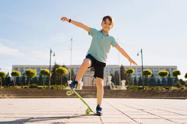 Мальчик на скейтборде на улице — стоковое фото