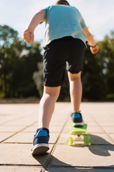 Αγόρι ιππασία στο skateboard στο δρόμο — Φωτογραφία Αρχείου