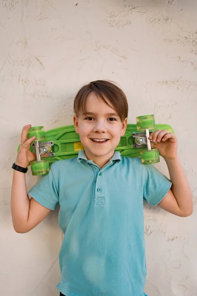 Un niño pequeño sostiene un centavo VERDE en sus manos —  Fotos de Stock