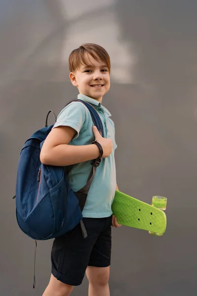 小学生手里拿着一个绿色的便士 — 图库照片