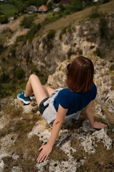 坐在岩石上欣赏风景的女人 — 图库照片