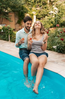 Çilekli soda içen çift.