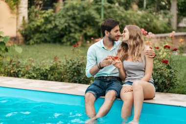 Çilekli soda içen çift.