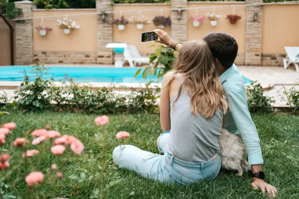 Jeune couple faisant selfie avec leur beau chien — Photo