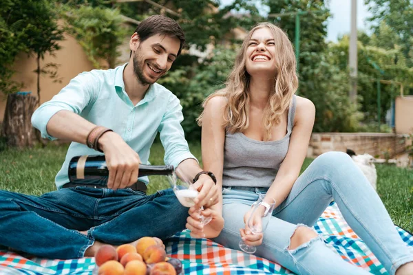 Pareja bebiendo vino espumoso con fresas — Foto de Stock