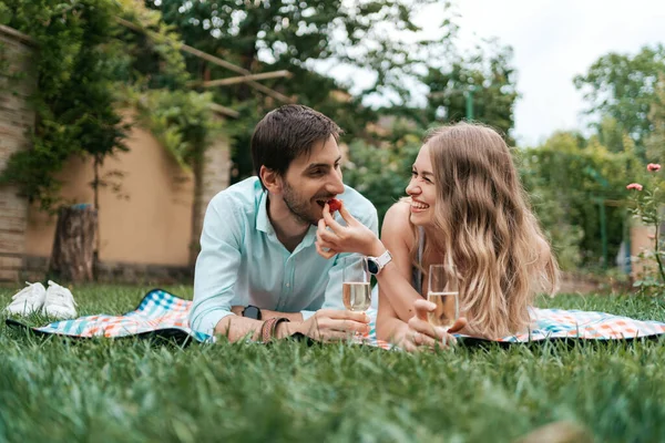 Pareja bebiendo vino espumoso con fresas —  Fotos de Stock