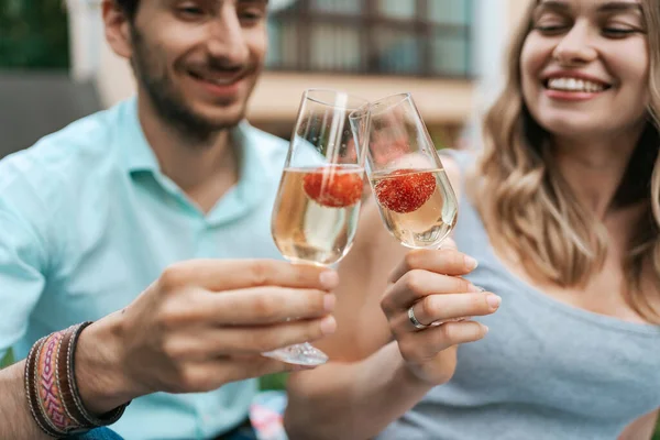 Couple drinking sparkling wine with strawberries — Stock Photo, Image