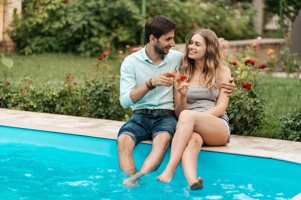 Çilekli soda içen çift.