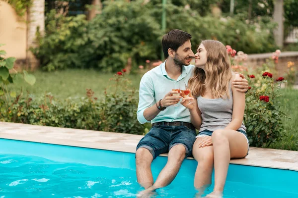 Casal beber vinho espumante com morangos — Fotografia de Stock