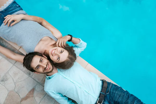 Liebespaar liegt in der Nähe von Schwimmbad — Stockfoto