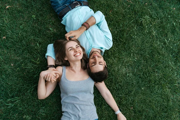 Heureux couple allongé sur l'herbe — Photo