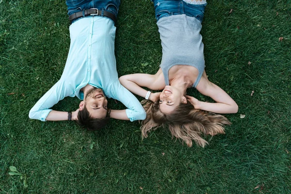 Lyckligt par som ligger på gräset — Stockfoto