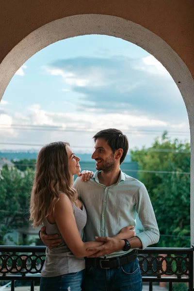 Portret para przytulanie na balkonie — Zdjęcie stockowe