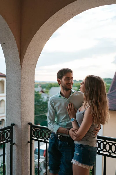 Retrato casal abraçando na varanda — Fotografia de Stock