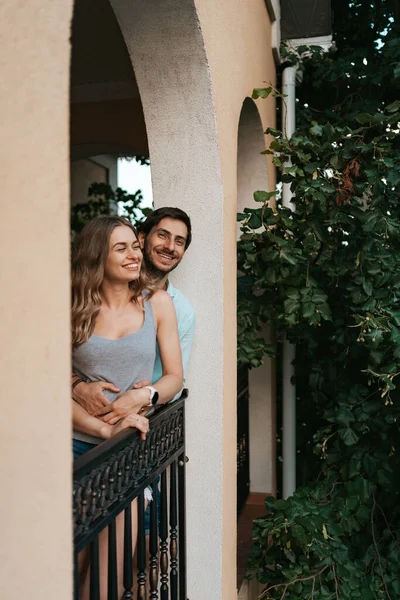 Porträt-Paar umarmt sich auf Balkon — Stockfoto