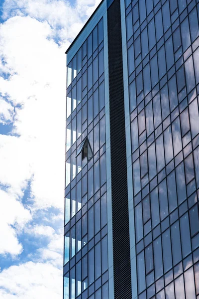 Fasad glasbyggnad bakgrund på en blå himmel — Stockfoto