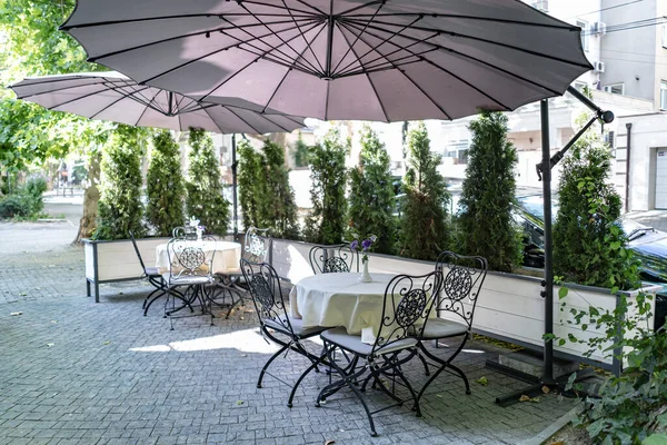 Table and chairs in empty restaurant cafe outdoor — Stock Photo, Image