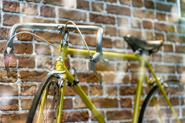 砖背老式自行车 — 图库照片