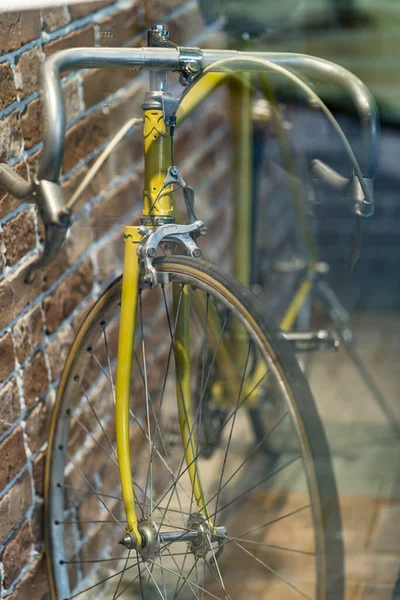 Vintage cykel på mursten baggrund - Stock-foto