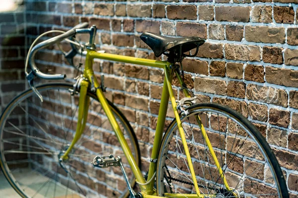 砖背老式自行车 — 图库照片