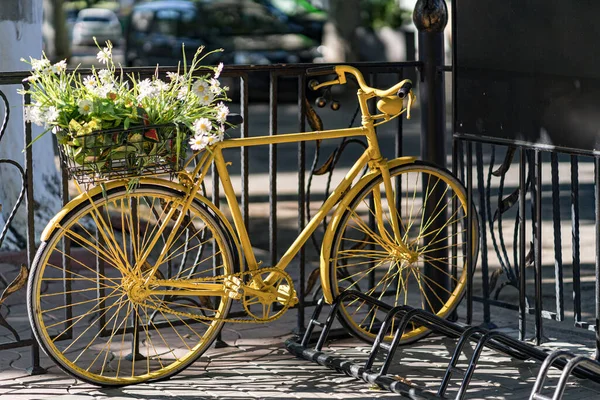 Bicicleta vintage sobre fondo valla de la ciudad — Foto de Stock