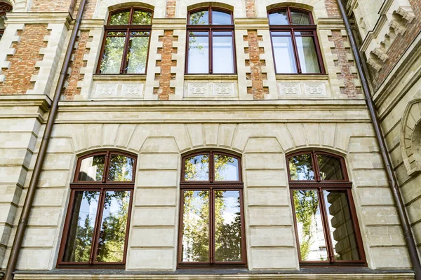 Старое здание с арочными окнами — стоковое фото