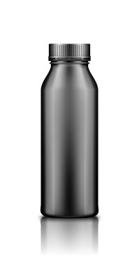 Yoğurt, süt, meyve suyu ya da kapağı beyaz arka planda izole edilmiş siyah şampuan şişesi..