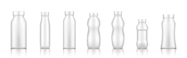 Yoğurt, süt, meyve suyu ya da şampuan beyaz plastik şişe seti arka plandan izole edilmiş.