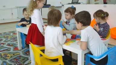Çocuk oyun odası geliştirmek. Sınıflar eğlenceli sırasında duygular genç çocuk. Çocuklar plastik ve ahşap geometrik figürler binaların inşa.