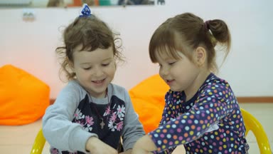 Çocuk oyun odası geliştirmek. Sınıflar eğlenceli sırasında duygular genç çocuk. çocuk beyaz yaprak kağıt üzerinde parmak boya ile boyayın. çocuklar ellerini bulaşmış boya germek.