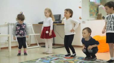 Çocuk oyun odası geliştirmek. Sınıflar eğlenceli sırasında duygular genç çocuk. Bir satırı ve ağız kavgası çocuk ayağa.