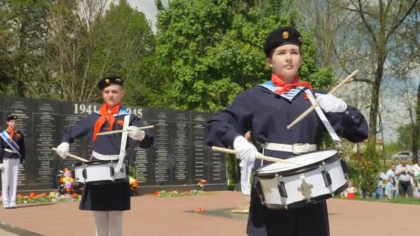 Mtsensk (Rusland), 9 mei 2018. Redactioneel - Alley van helden van de glorie van de grote patriottische oorlog. Eer aan de eeuwige vlam. Rode stropdas op de hals van meisjes drummers. — Stockvideo