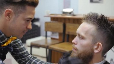Kuaför erkekler için. Berber dükkanı. Sakal bakımı. Kuaför saç kesme makinesi ile saç modeli sakallı adam berber arka plan için çalışır. Hipster yaşam tarzı kavramı. Clipper kırpma saç ile berber
