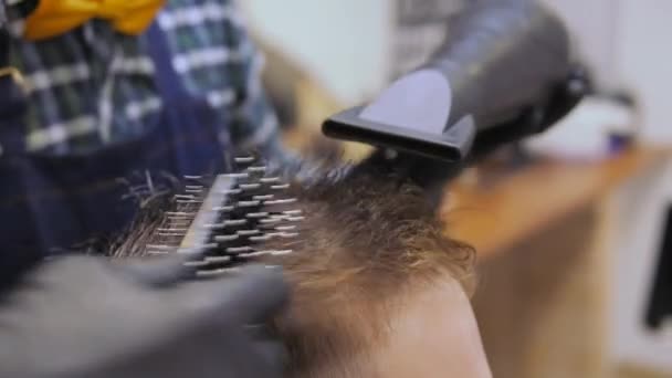 Peluquería para hombres. Barbería. Cuidando la barba. Peluquero con cortador de pelo trabaja en el peinado para barbudo chico fondo de la barbería. Hipster concepto de estilo de vida. Peluquero con recortador de pelo — Vídeos de Stock