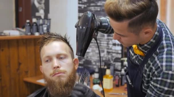 Peluquería para hombres. Barbería. Cuidando la barba. Peluquero con cortador de pelo trabaja en el peinado para barbudo chico fondo de la barbería. Hipster concepto de estilo de vida. Peluquero con recortador de pelo — Vídeos de Stock